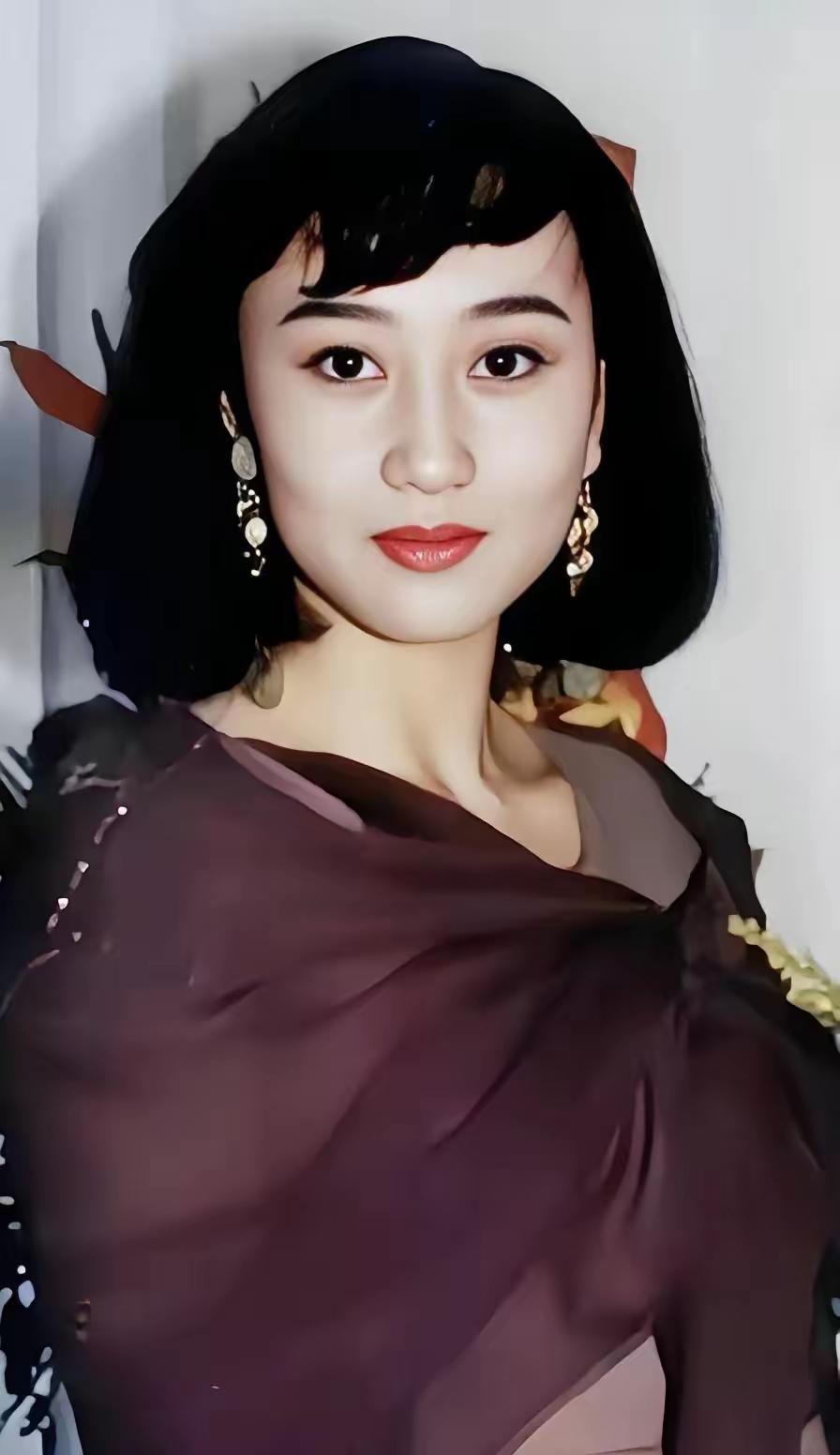 盘正条顺丰满不肥，这个对男士们非常有冲击力，只是觉得她风尘感很浓，穿着时尚也是土