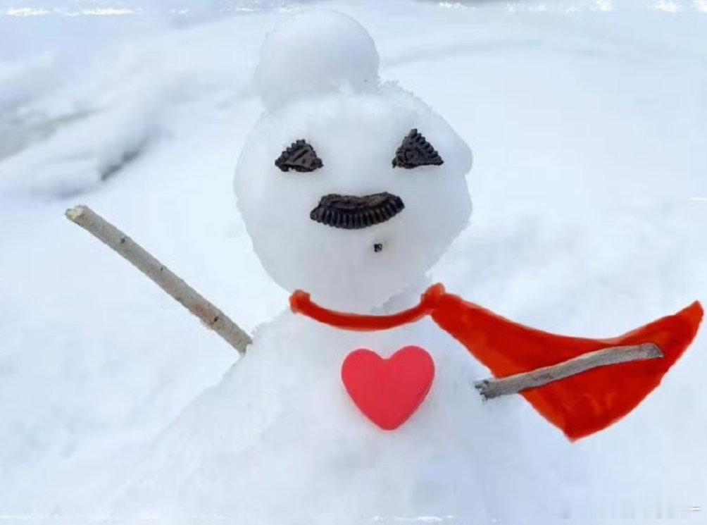 卧槽 肖蘸之前自己的小雪人有唇下痣…但今天的没有！！！奥菲秀还特意发了戴墨镜歪嘴