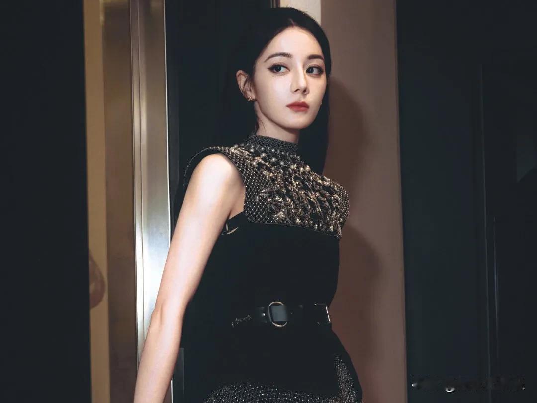 迪丽热巴托工作人员传话，暖心话语赠粉丝

