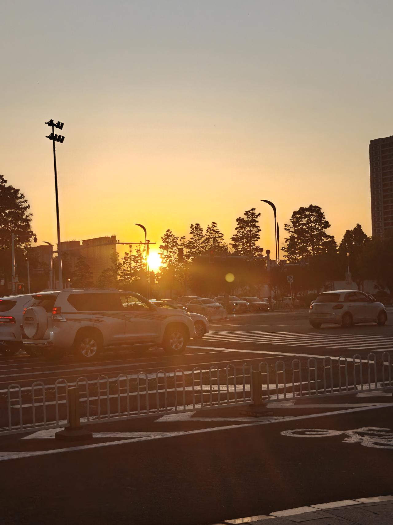 晒晒你拍的夕阳西下时的美丽风景夕阳西下，炊烟袅袅，行人匆匆，人间仙境。