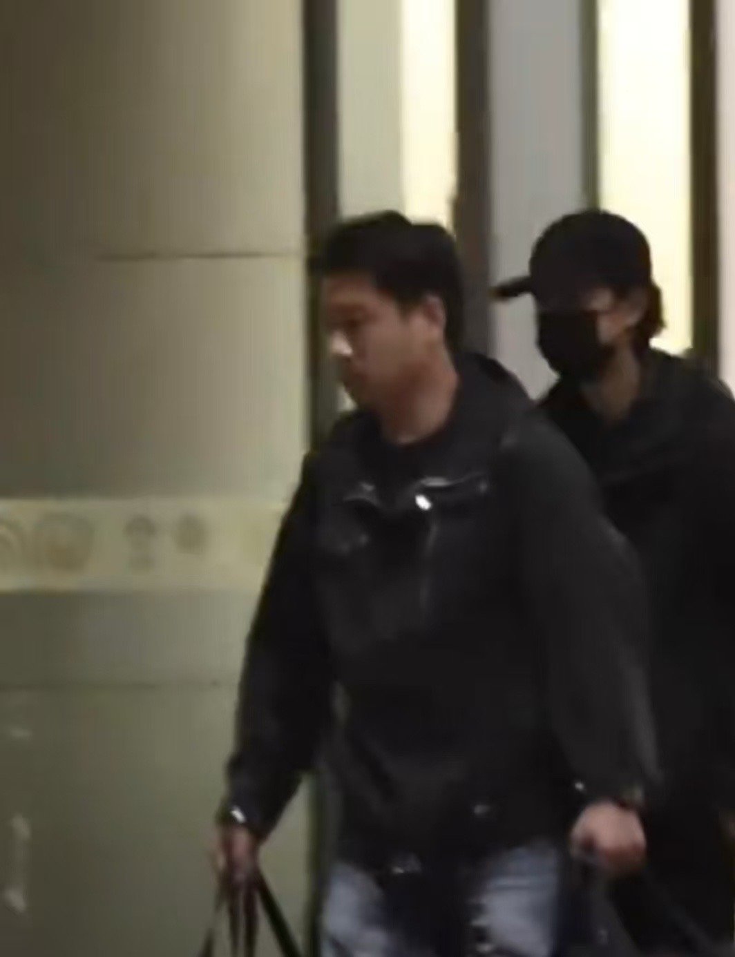 王一博赛车结束回北京王一博赛车比赛结束到达北京王一博赛车结束回北京，好酷，[go