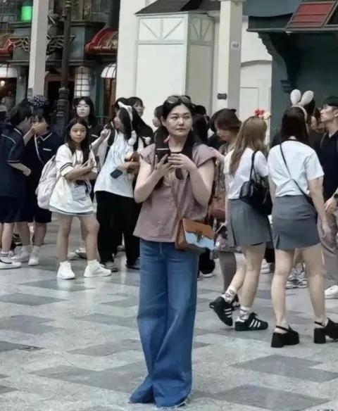 用这两张照片能证明大S离开汪小菲很落魄、很懊悔？其实大S现在状态要好于同龄人。