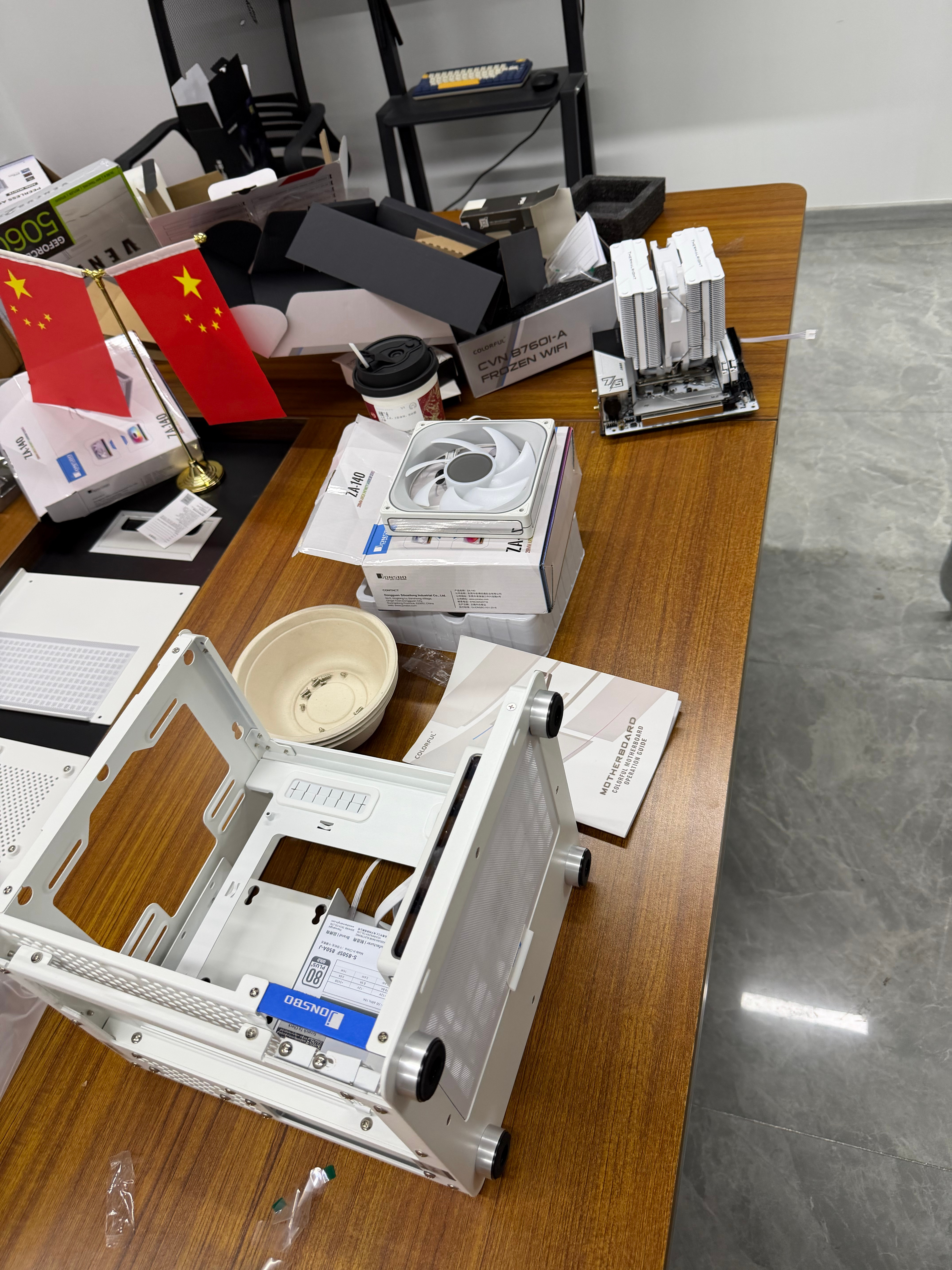 帮同事组装电脑，她选的ITX型纯白色机箱。满心欢喜结果发现快递少了两个风扇零件，