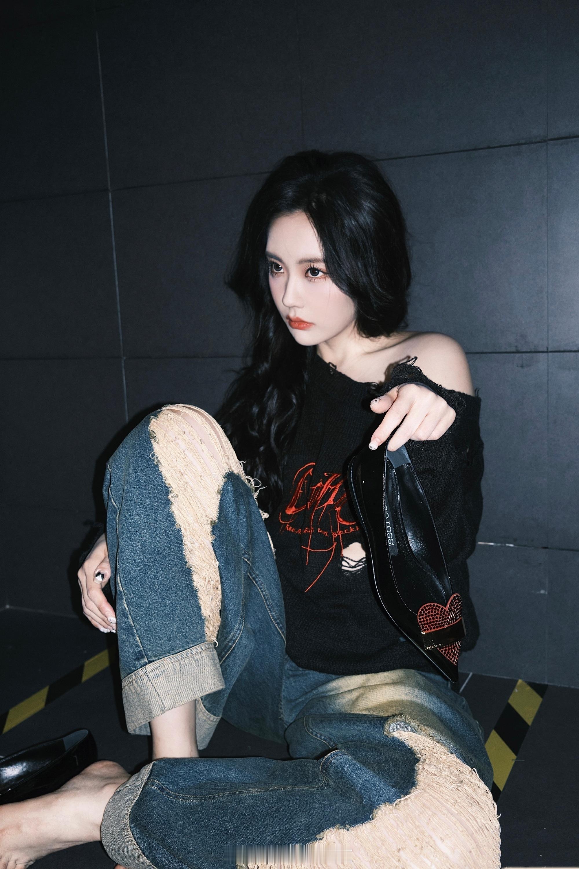 王艺瑾黑色穿搭组图又酷又美 ​​​