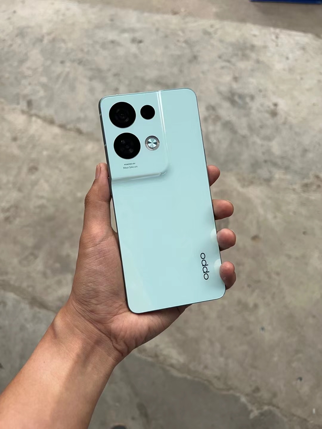 有一说一，我真的挺喜欢 OPPO Reno8 Pro+ 的设计的。窄边框，直屏，