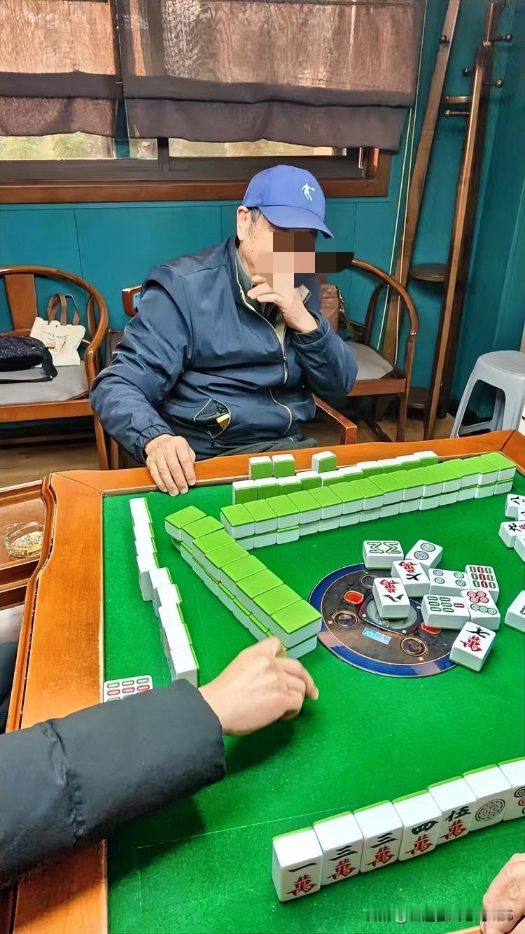 分享我这周有趣的事：

昨夜无眠，我很痛苦。

吃了氯硝西泮片都静不了心。这种助