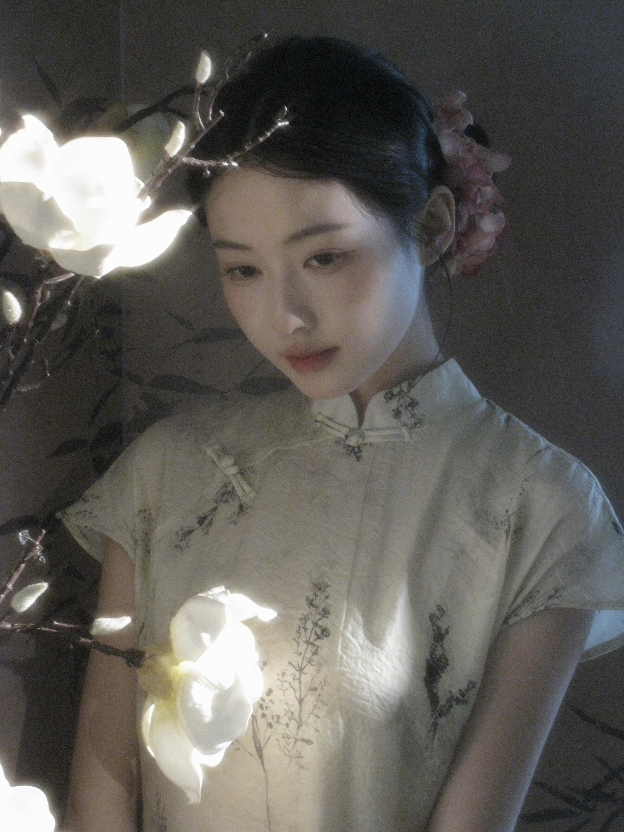 待她如翡我如苇 此后她悔我不悔。