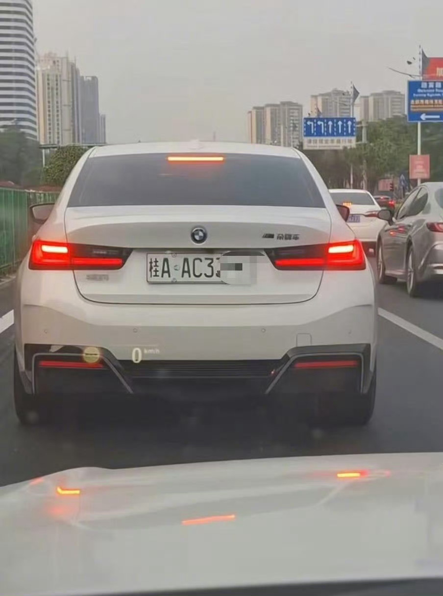 多地新能源车牌绿色变白色不要在这种明显违反规定的事情上彰显个性，有统一的规则可以