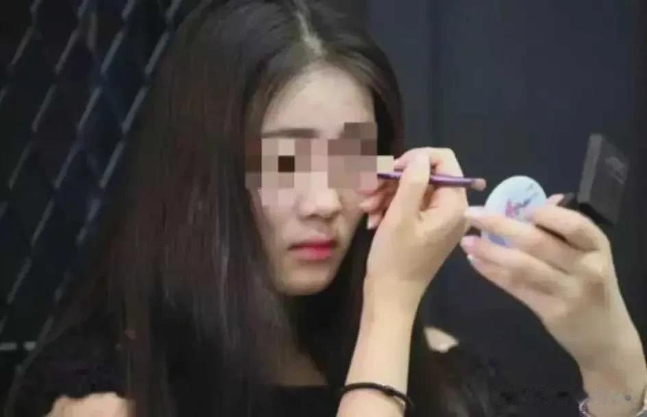 云南财经大学女大学生李的聊天记录被男友曝光，暴露了她被多人包养的事实。这一事件引