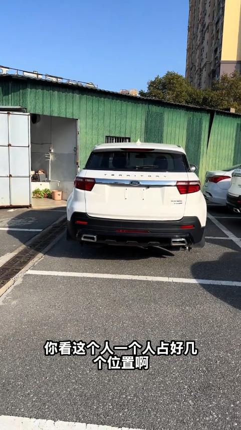 “还敢随便停车吗？”近日，江西九江，一车商开门营业时，发现店门口被人停了车，还占