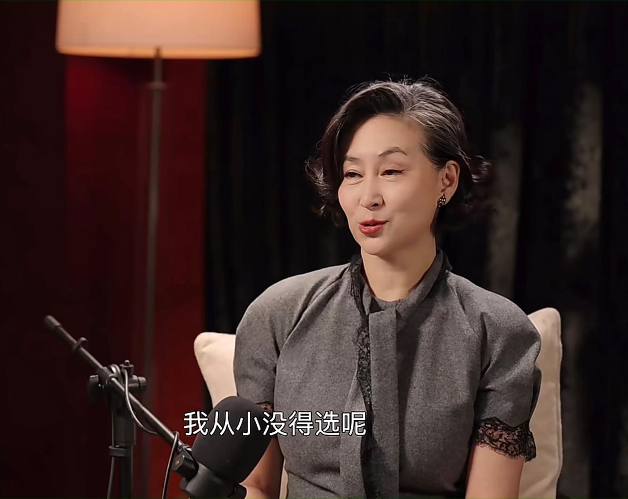 何超琼聊自己小时候，说：“我从小没得选，我是家里的大姐，我爸回家是救星，我妈永远