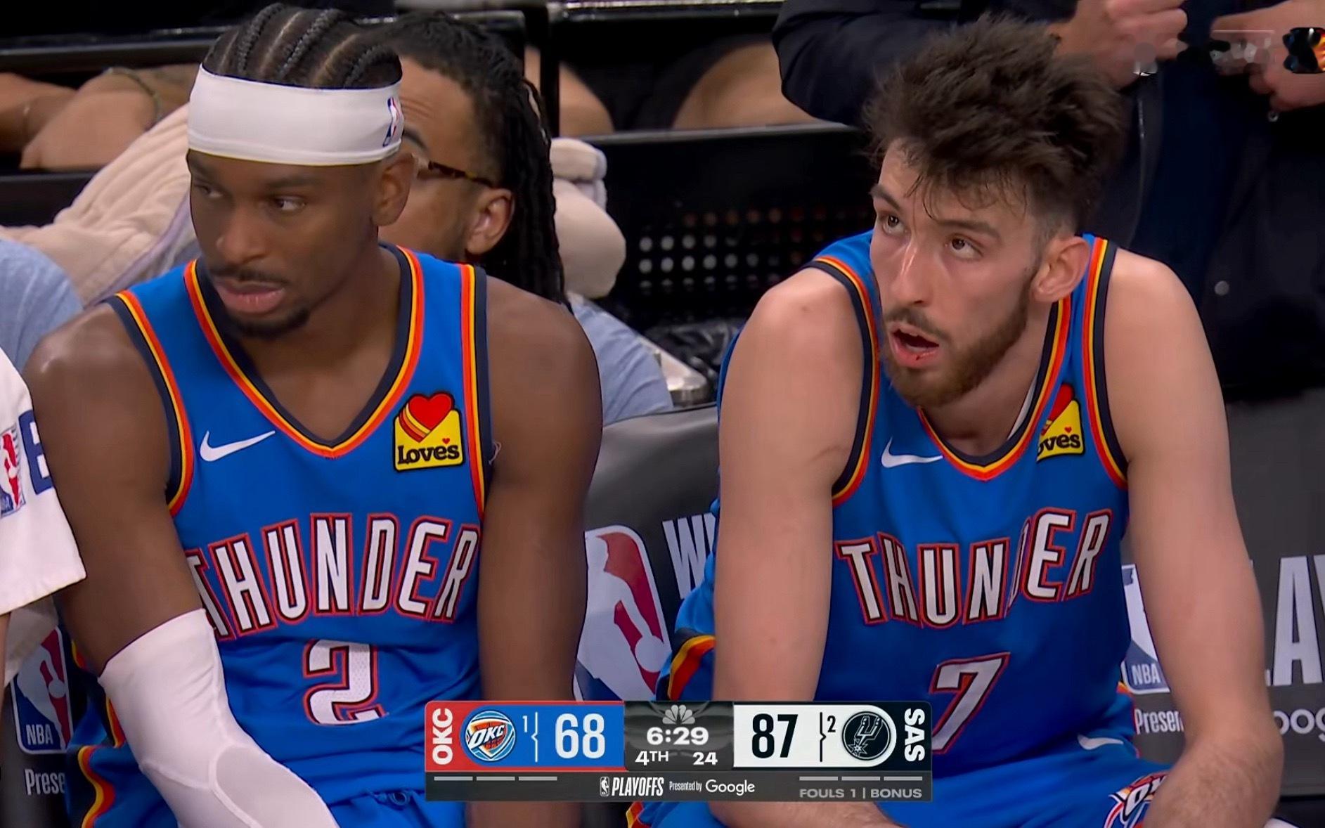 NBA  雷霆68-88马刺，比赛再走一会表就结束了，SGA坐在替补席上眼神有无