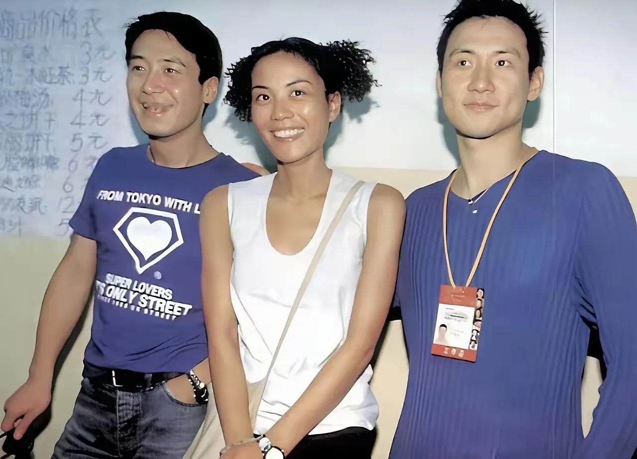 难怪过去的人们很少夸王菲漂亮的。
王菲的美在当年属于有点西方化的超前的审美。过去