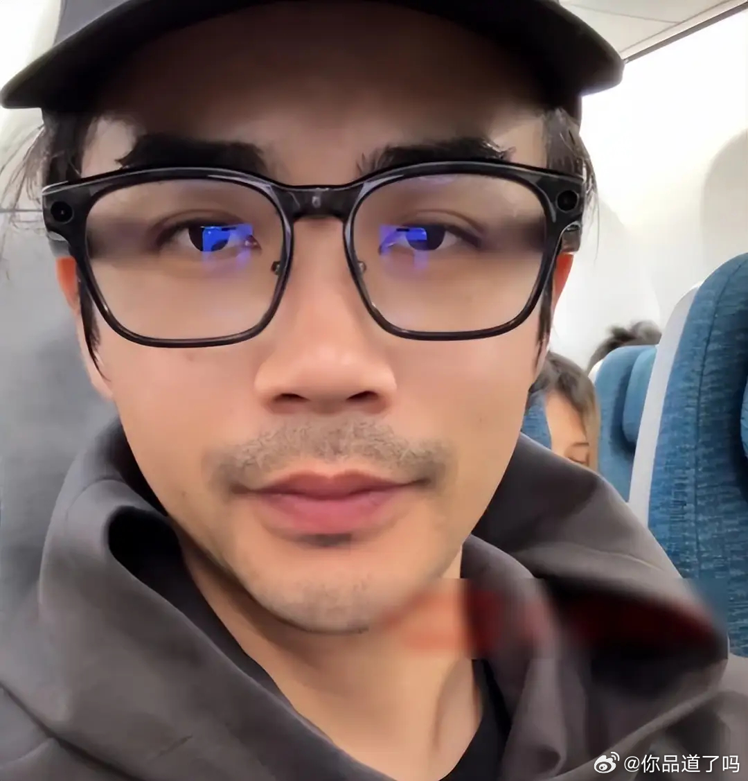 李茂弦子历经波折终回国，胡子拉碴面色差，孩子累到蜷缩在座椅上！！！！ 