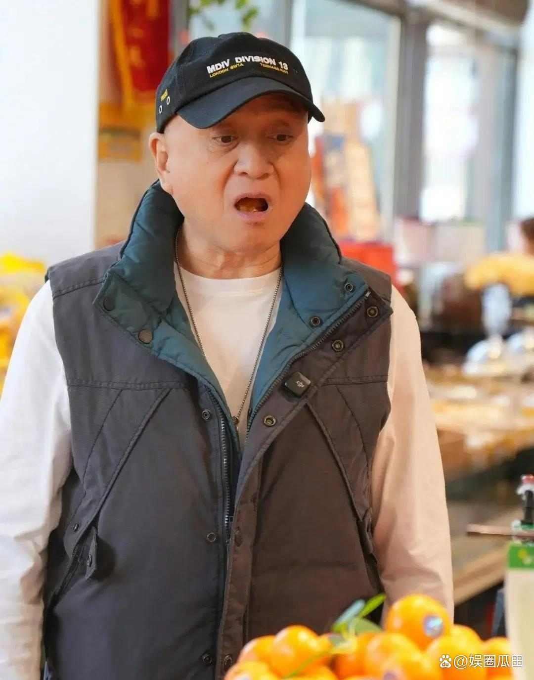 青岛菜场惊现TVB巨星！汤镇业穿拖鞋砍价蛤蜊，隐居20年坦言：这里比香港更有人情