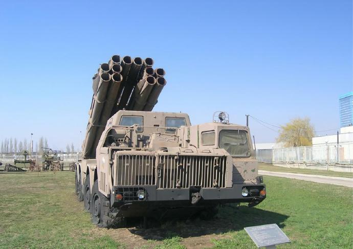 每天认识一件兵器 俄罗斯BM-30“龙卷风”自行火箭炮BM-30自行火箭炮是苏联