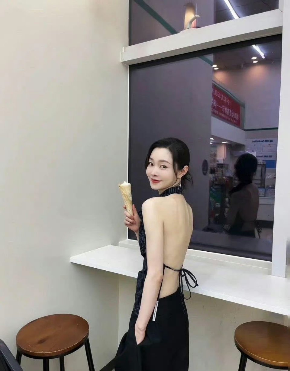 宋轶好喜欢穿露背装，不得不说背太美了又白又薄 