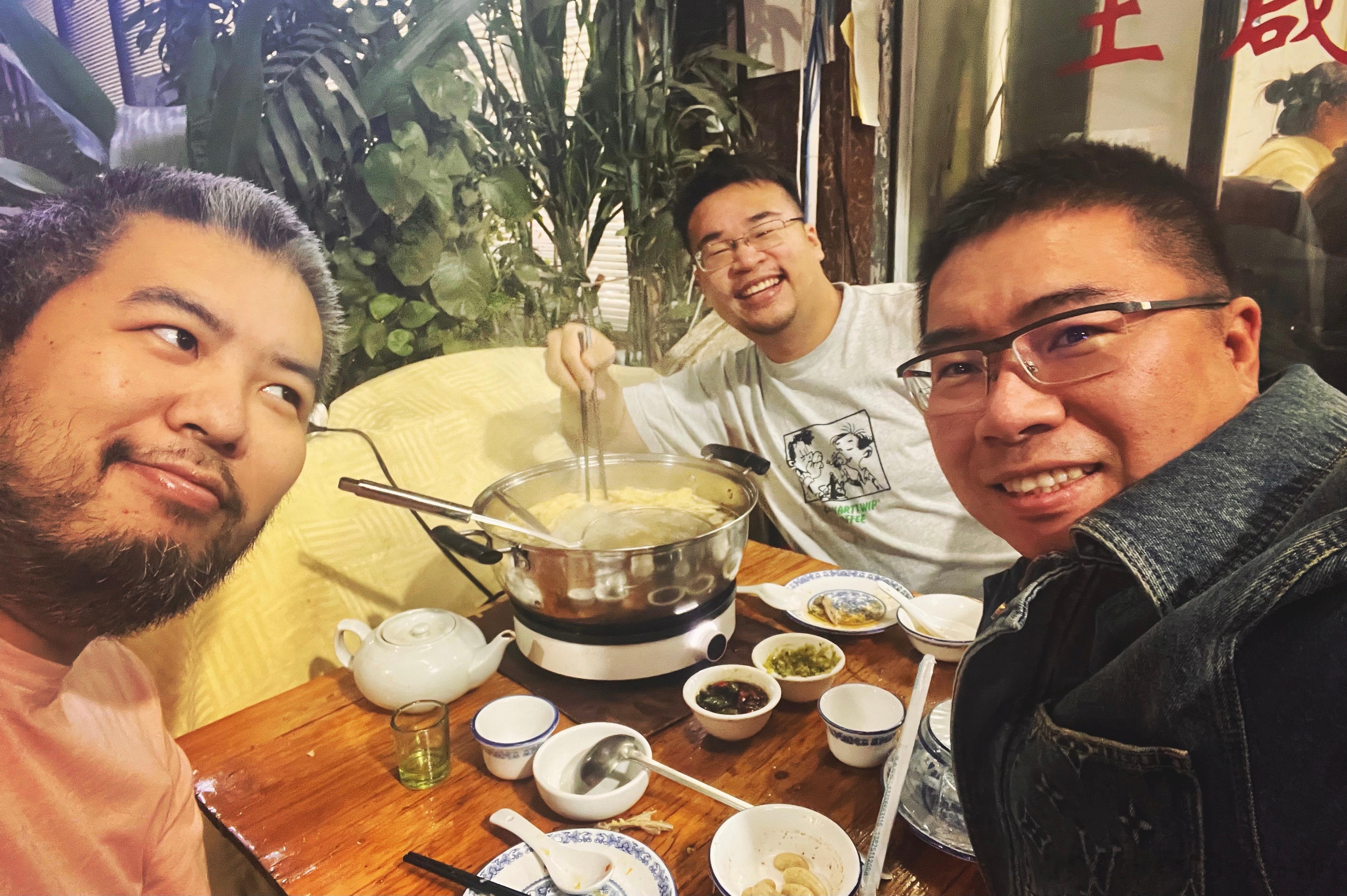 鸡有鸡味，人生得意～我们哥儿仨跟北京这么久没聚，现在做在广州吃鸡，也是挺神奇！[