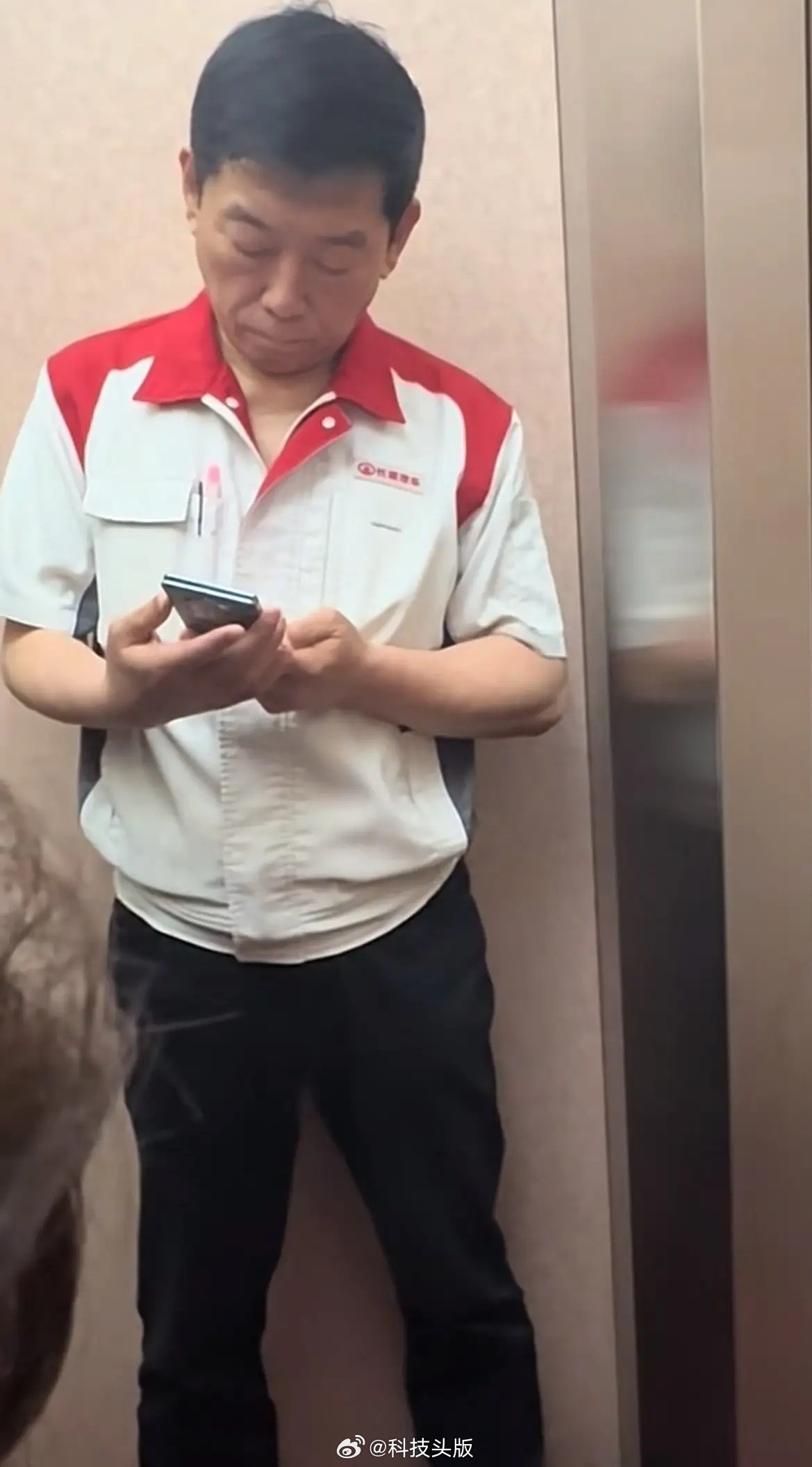 长城员工在电梯里偶遇CEO魏建军，穿着长城的工服，好低调。 