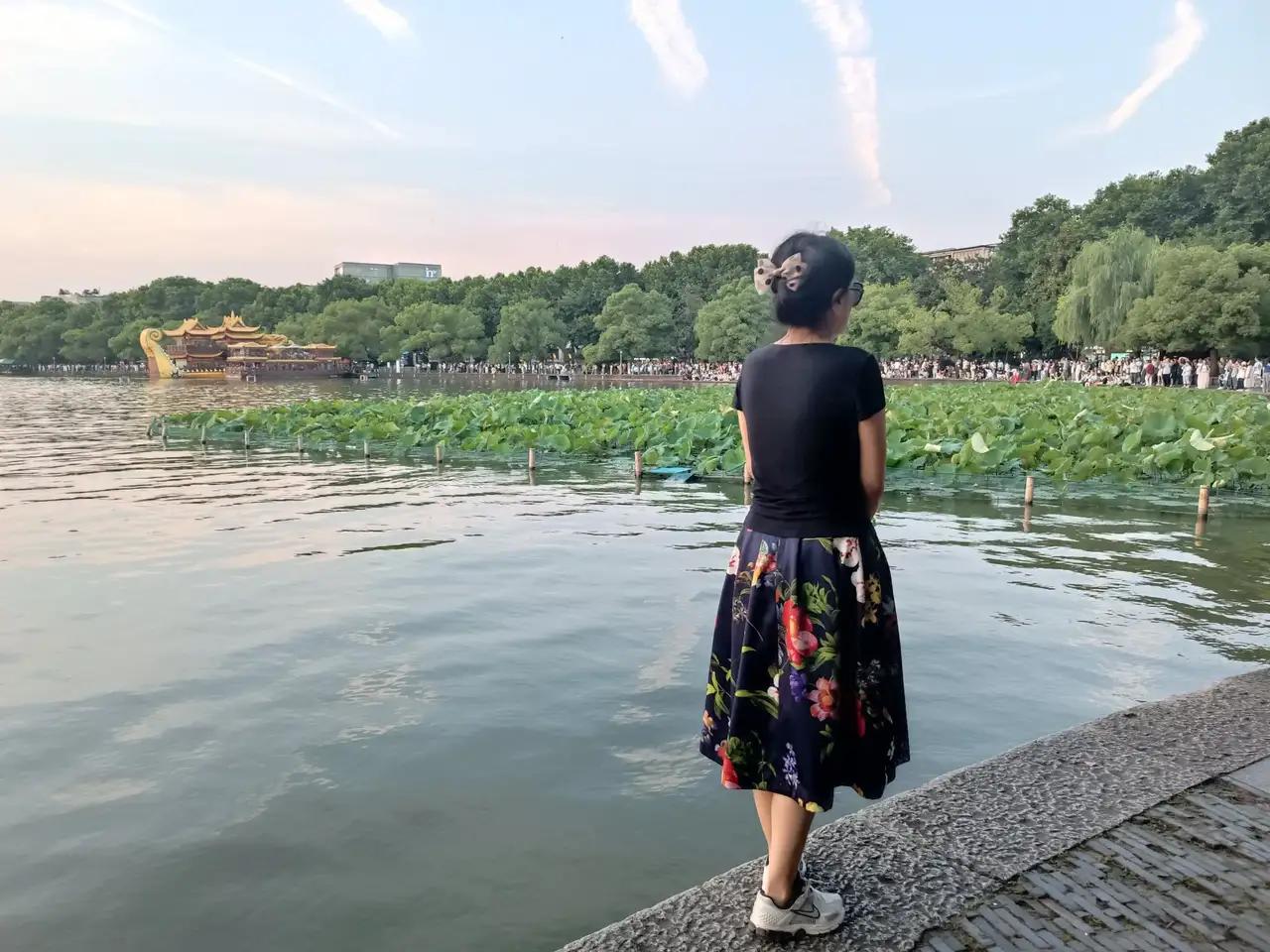 杭州西湖的夏天最动人，美丽的荷花开满池塘。在傍晚时分摄影大咖们顶着热浪滚滚也要在