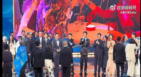 谁能想到，彩排现场还能整出这么一出“全员停摆、只有他俩还在唱”的名场面？
哈哈哈
