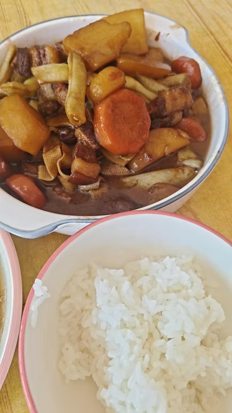 谁说男人不做饭……猪肉便宜了……猪肉降价了，养猪人都绝望了。吃肉的都有点于心不忍