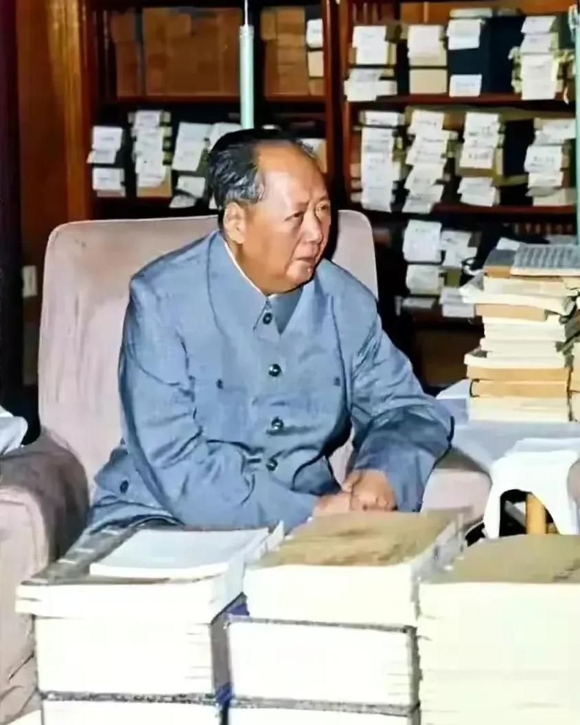 1974年6月和1975年9月，英国前首相爱德华-希思两次见到了毛主席。两次会见