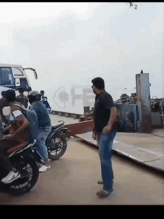 可怕到不真实的一幕：众目睽睽之下，周围的人只能看着这辆满载乘客的大巴坠入河中。