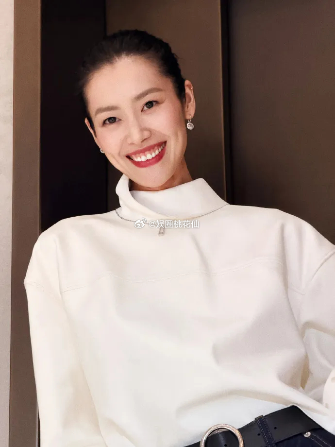 刘雯在纽约参加时尚活动，她这回走经典的黑白搭配风格，看起来年轻又靓丽，确实是太美