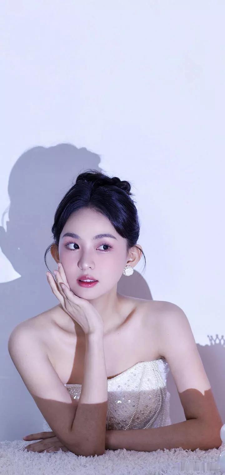 那优雅的白裙少女，宛如从梦幻中走来。
她身处光影之间，静谧如画，仿佛时间都为她停