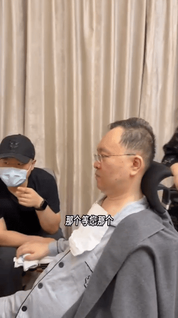 岳云鹏看望渐冻症抗争者蔡磊岳云鹏请蔡磊全家听相声 没有刻意炒作，只有发自内心的温
