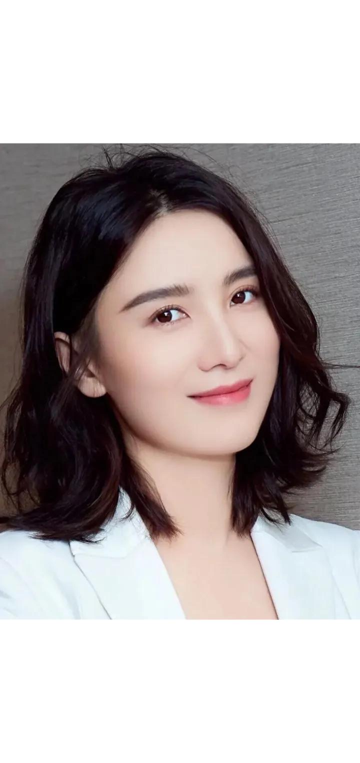 宋佳新电影成功背后的隐婚风波

宋佳最近因新电影的大火而备受瞩目，但随之而来的却