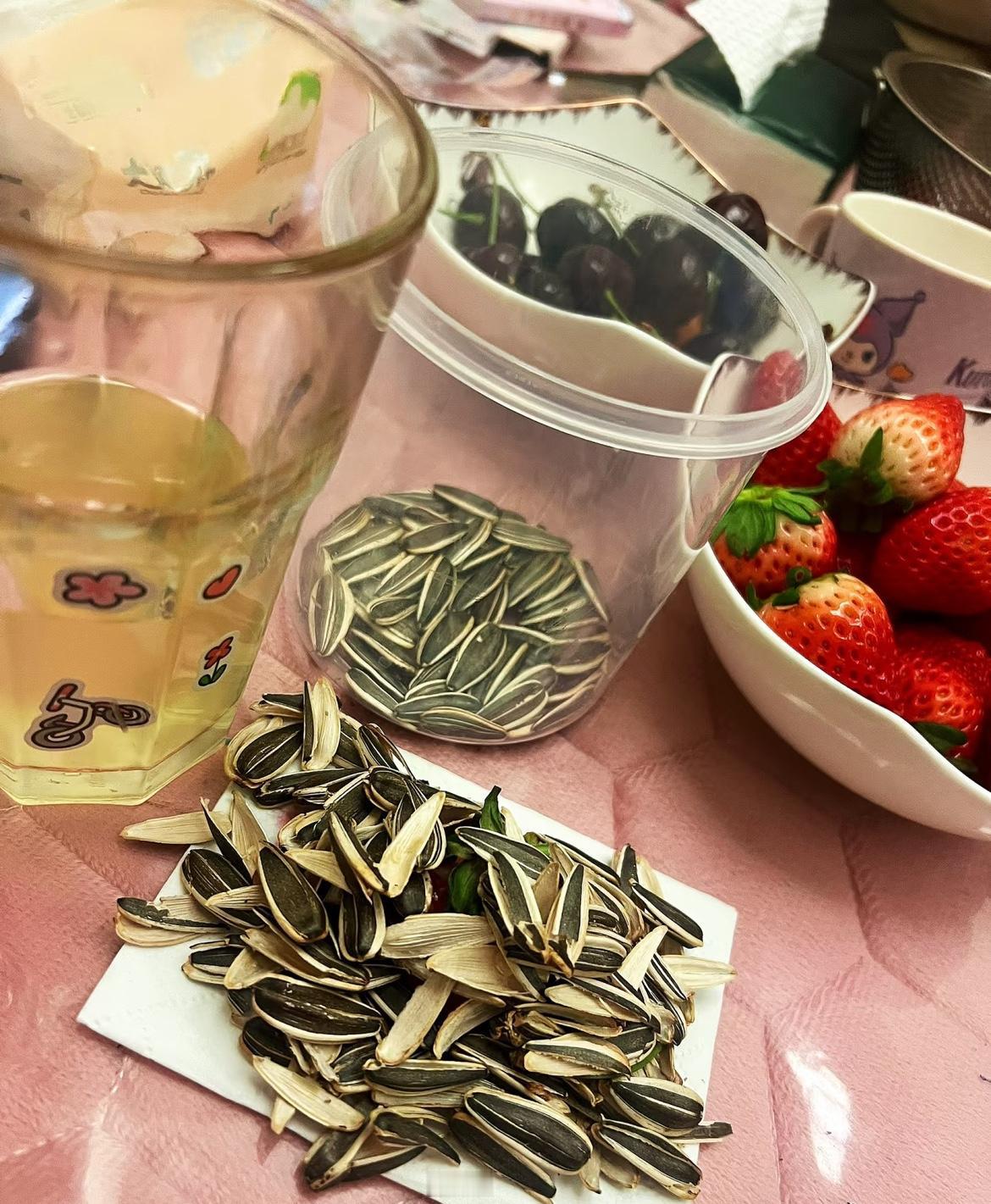 问大家一个问题，大家都要说实话
我昨天去我二姨家，发现他儿子居然在厨房，满头大汗