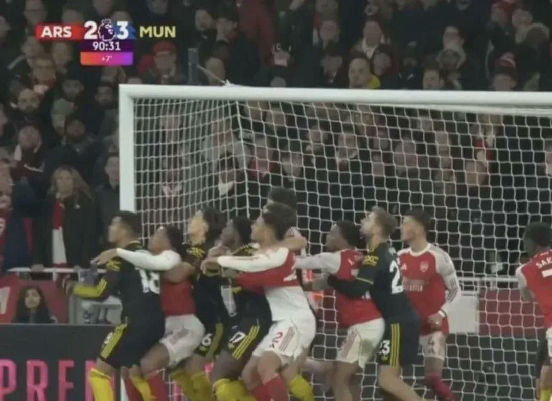 🔻阿尔特塔式足球。🔻娜咋了？抽象曼联海外新鲜事热点现场