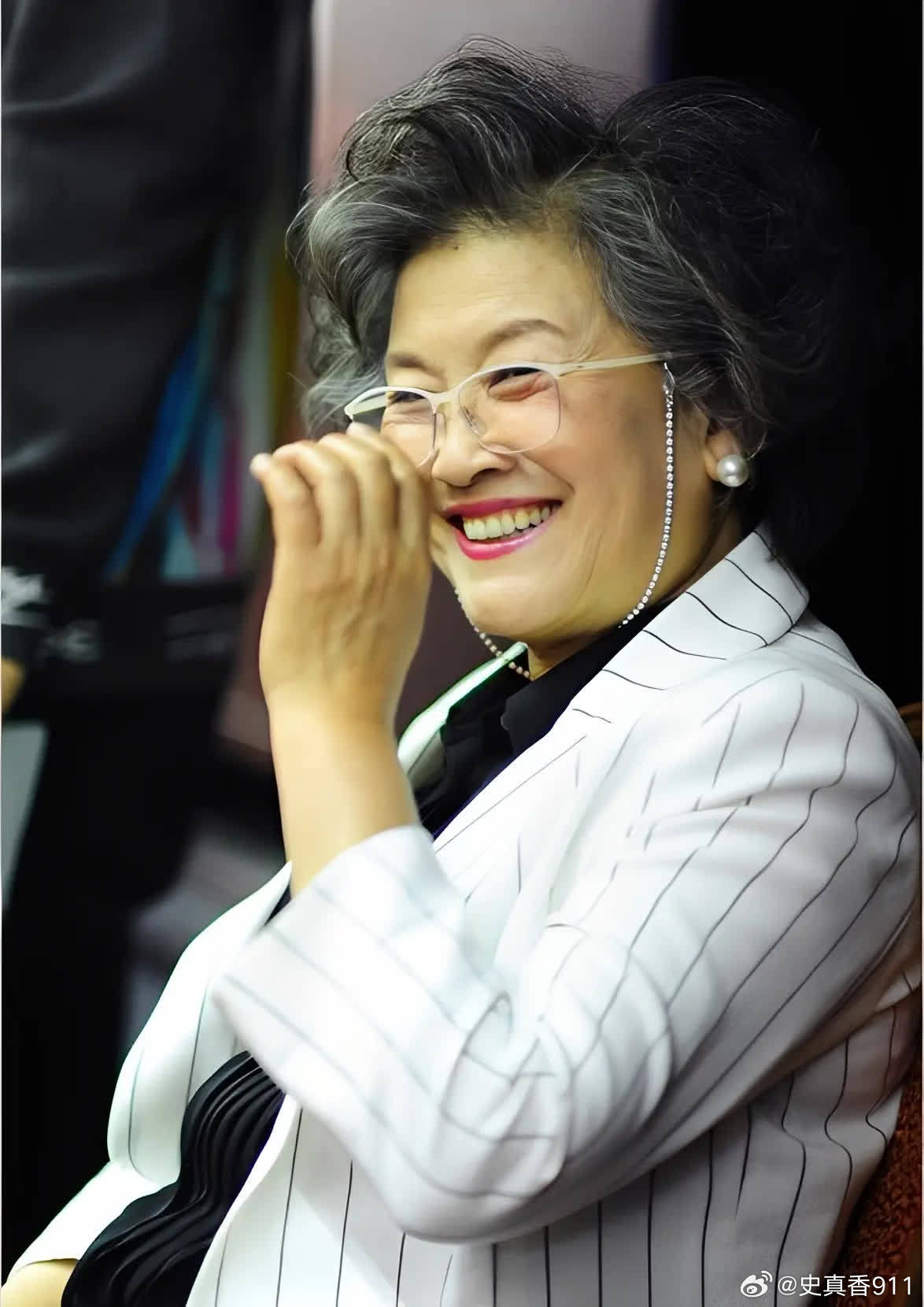 1980年，宋春丽拍摄电影《奸细》时，突然发现自己怀了身孕，导演知道后，明确表示