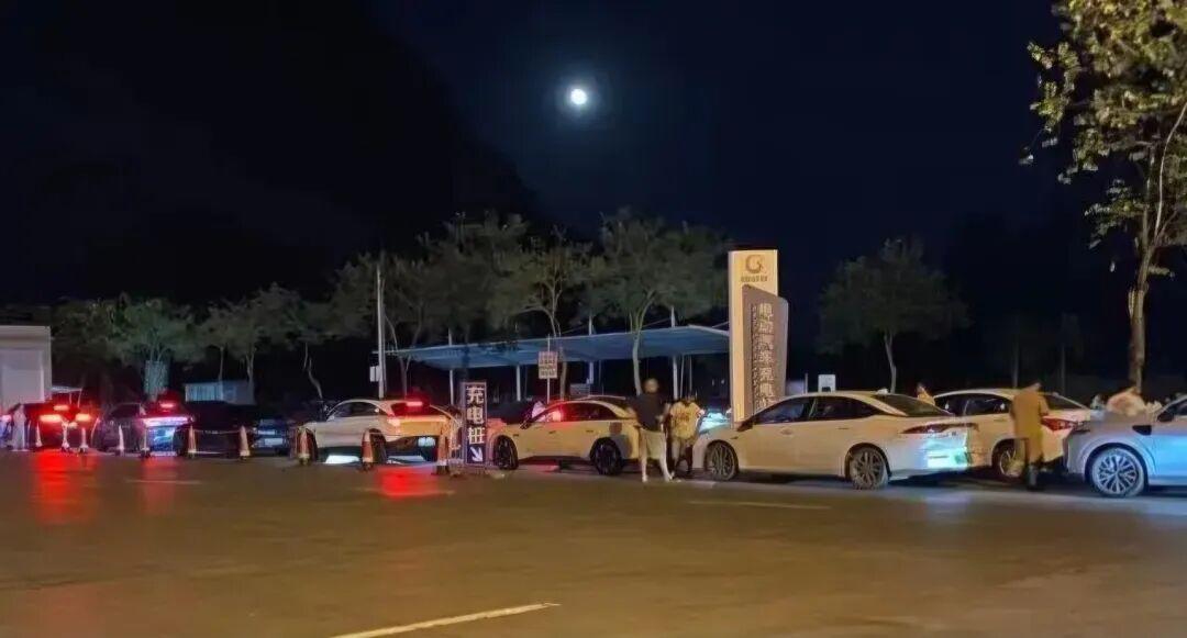国庆充电桩赚疯了？你只看见7天爆单，看不见300天闲置
 国庆假期过半，“高速充