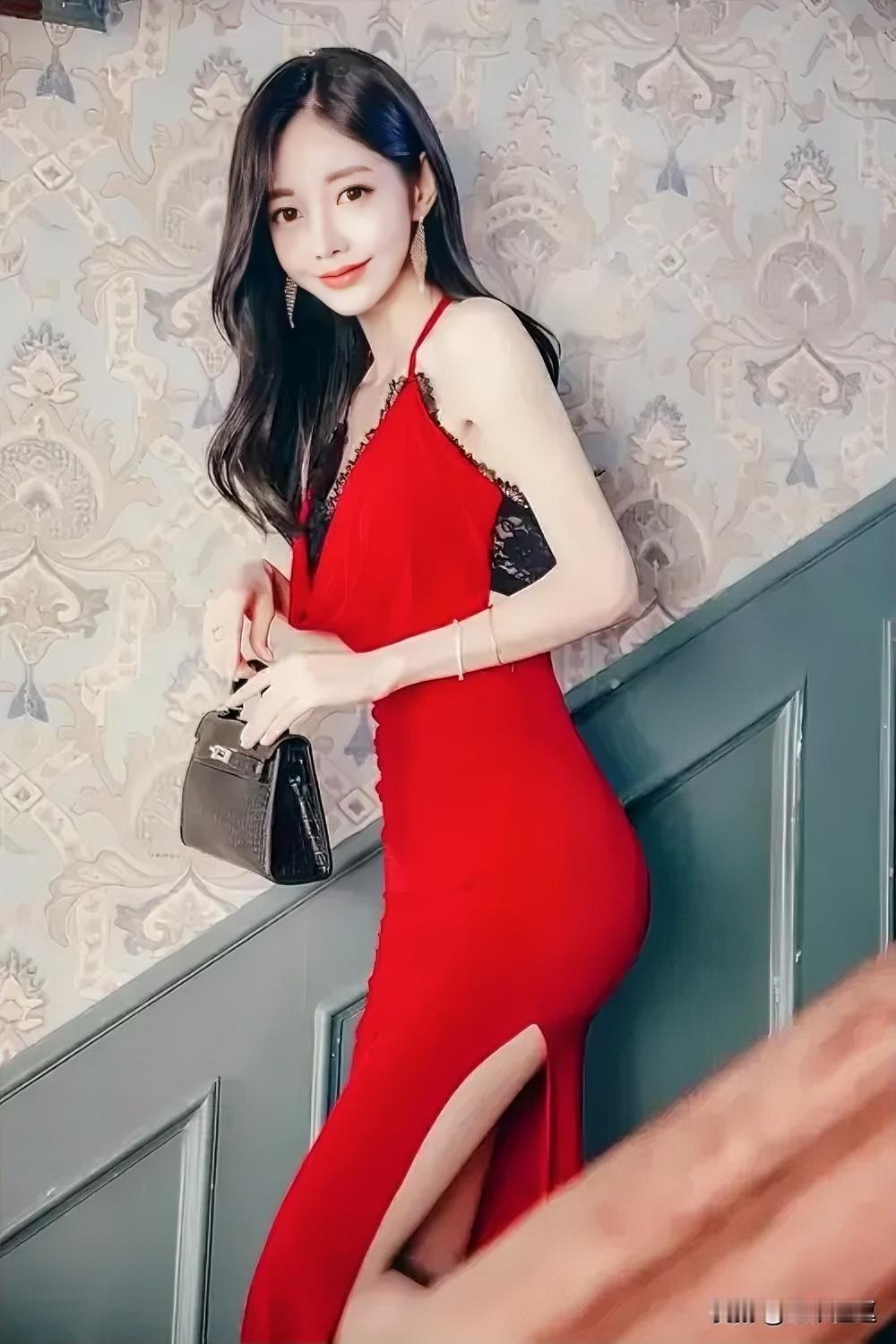 优雅红裙，尽显迷人魅力！🌹👗💃红裙女郎