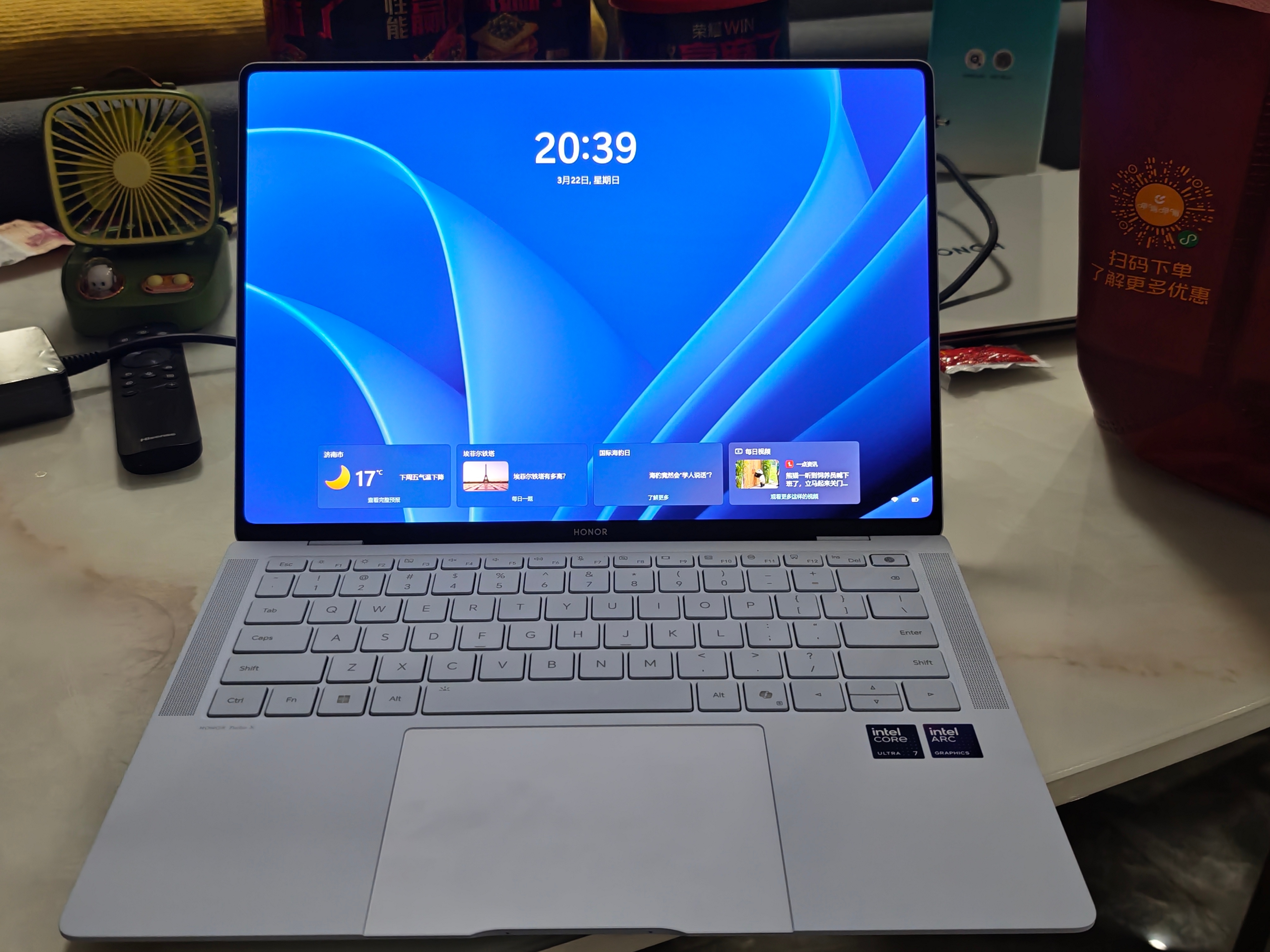 这B面还是那么美，那么无敌。没有摄像头挖孔就是好看，这B面屏占比真无敌