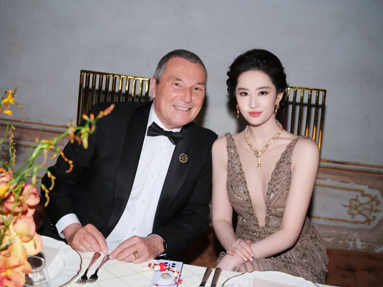 刘亦菲优雅现身米兰宝格丽活动。