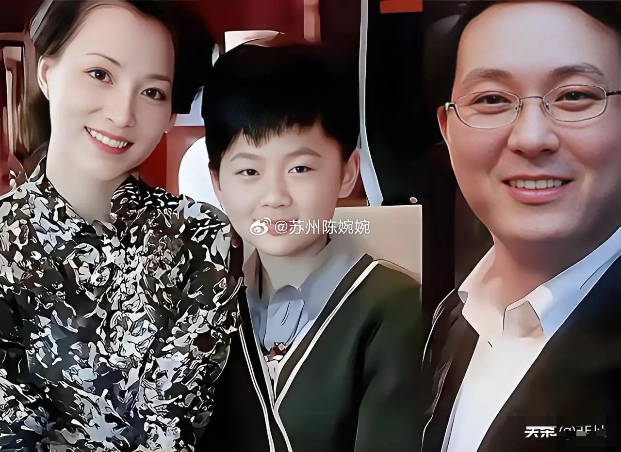 最近董卿参加儿子小学毕业的事情上了热搜，网上说她又一子一女，查了下：董卿就只有一