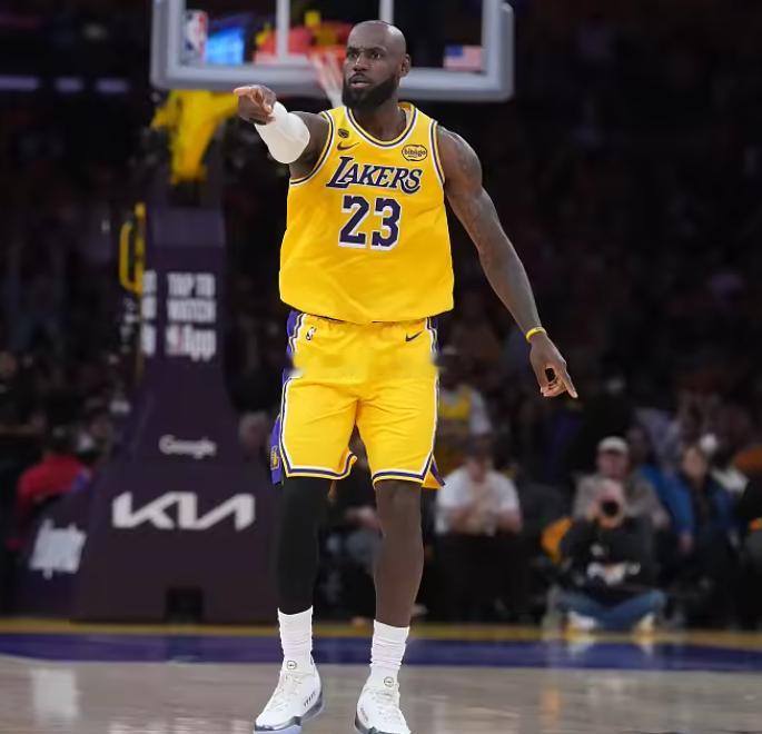 NBA夏季联赛正在进行之中，林书豪今天来到拉斯维加斯现场，解说了勇士队的一场比赛