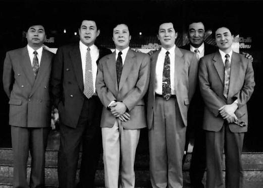 这张照片是94版经典电视剧《三国演义》的核心主创人员合影：我只认出了扮演诸葛亮的