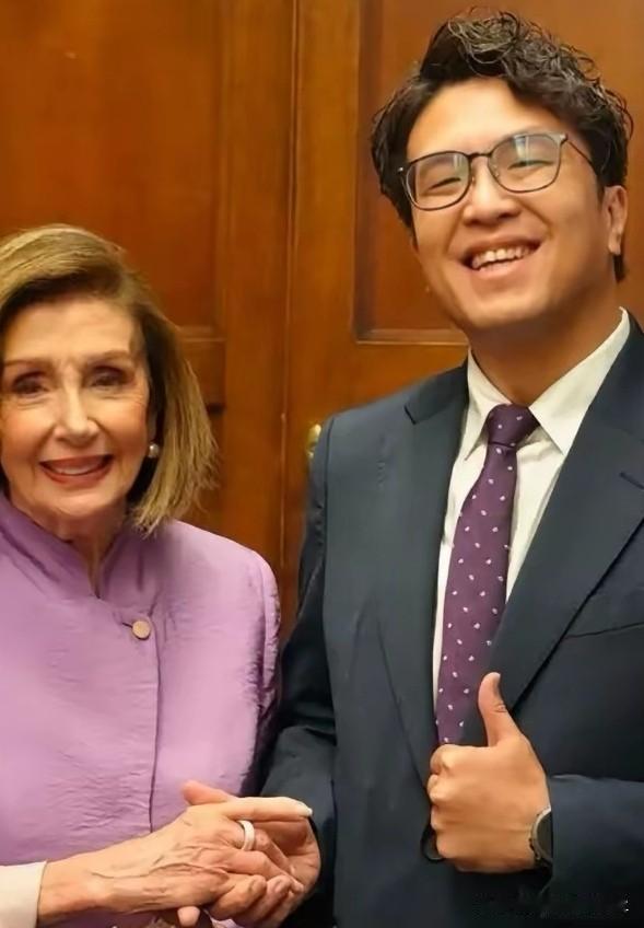 嘚瑟吧，沈伯洋终于见到“美爹”！

此前韩国瑜率台立法院“窜美”，走进白宫，见到