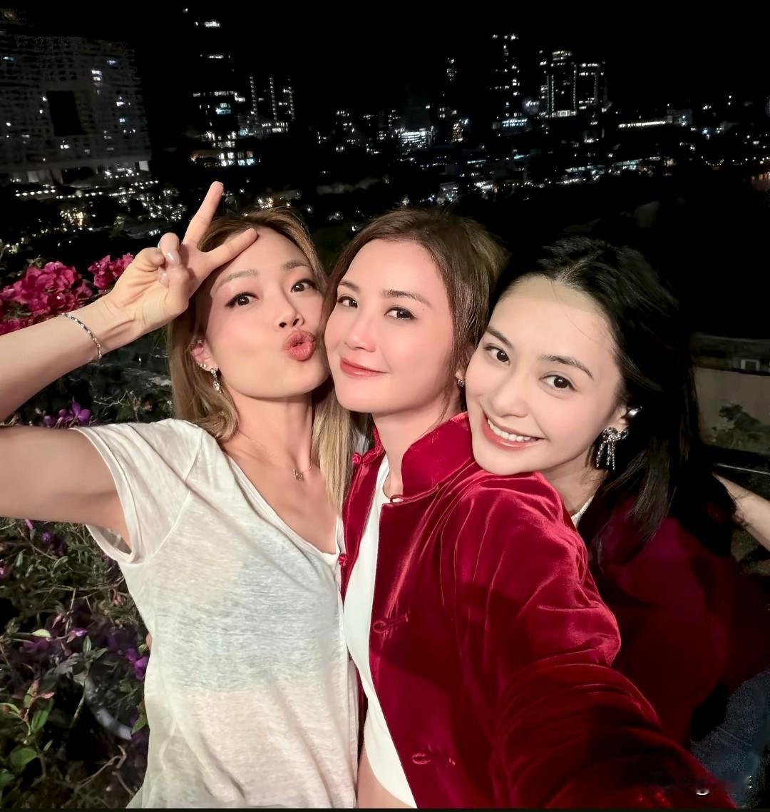 钟欣桐.容祖儿.蔡卓妍和好朋友在一起。