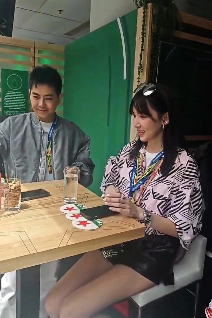 网友偶遇林志颖夫妇喝茶，看见有人拍，林志颖赶紧戴上墨镜，双手翘起大拇哥，老婆还挺