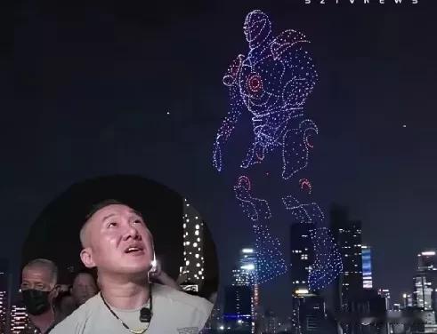 深圳无人机表演震惊了台湾网红馆长，官长仰头注视着天空，看到了惊艳的自己，看到了无