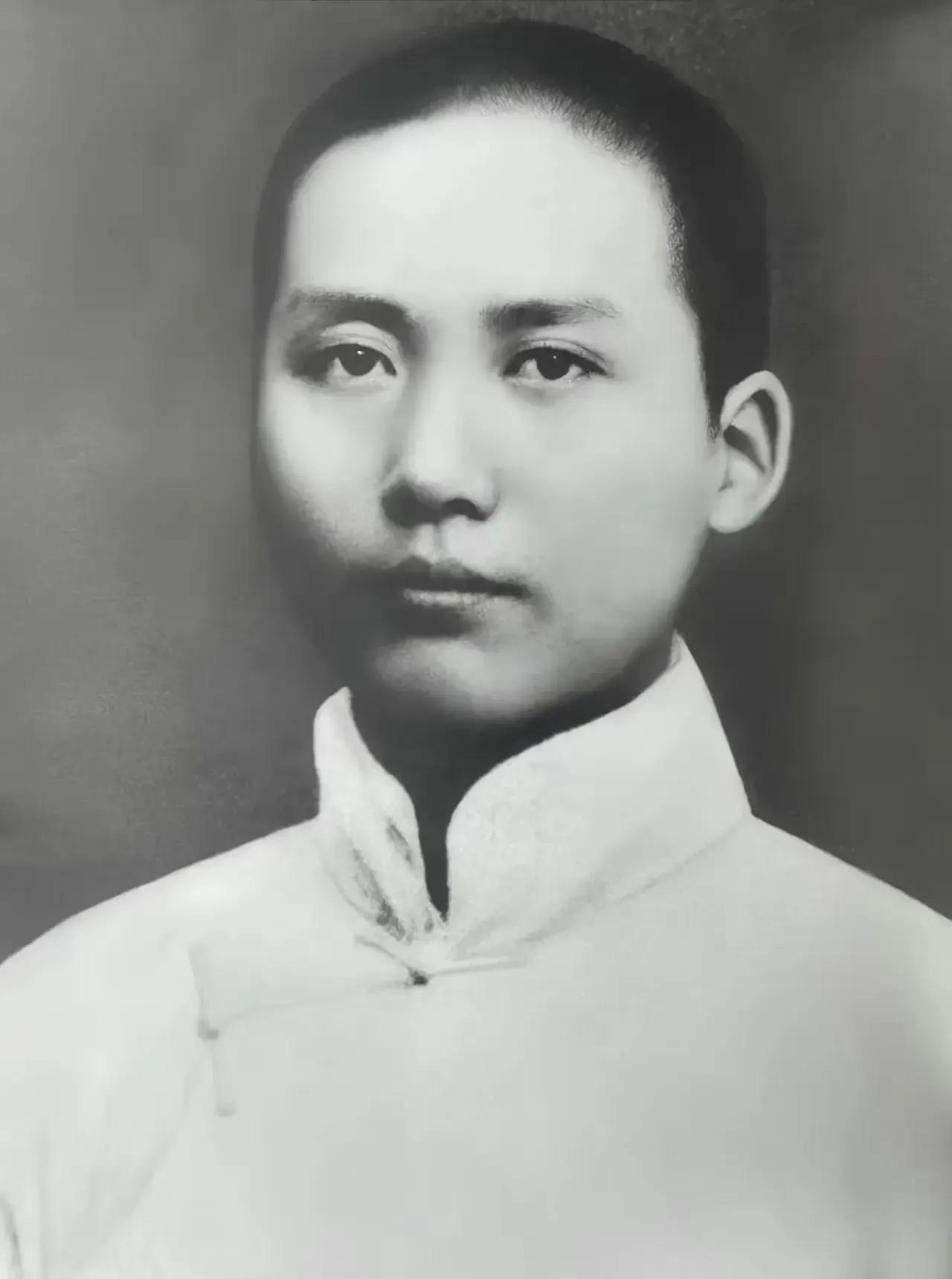 🙏请停留几秒，为伟人点个赞送朵花💐
《赞青年毛主席》
青年时代的您，
眼神中