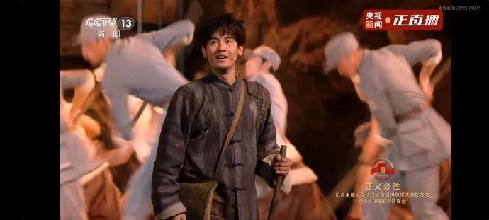 纪念抗战胜利80周年文艺晚会震撼上演，引发网友热烈讨论。不少观众留言“看得直起鸡