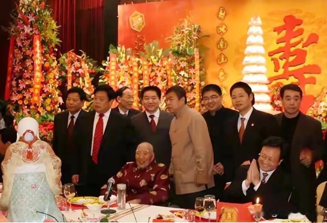 2010年3月，原武汉军区副司令员孔庆德将军（左前）百岁生日时的照片。值得一提的