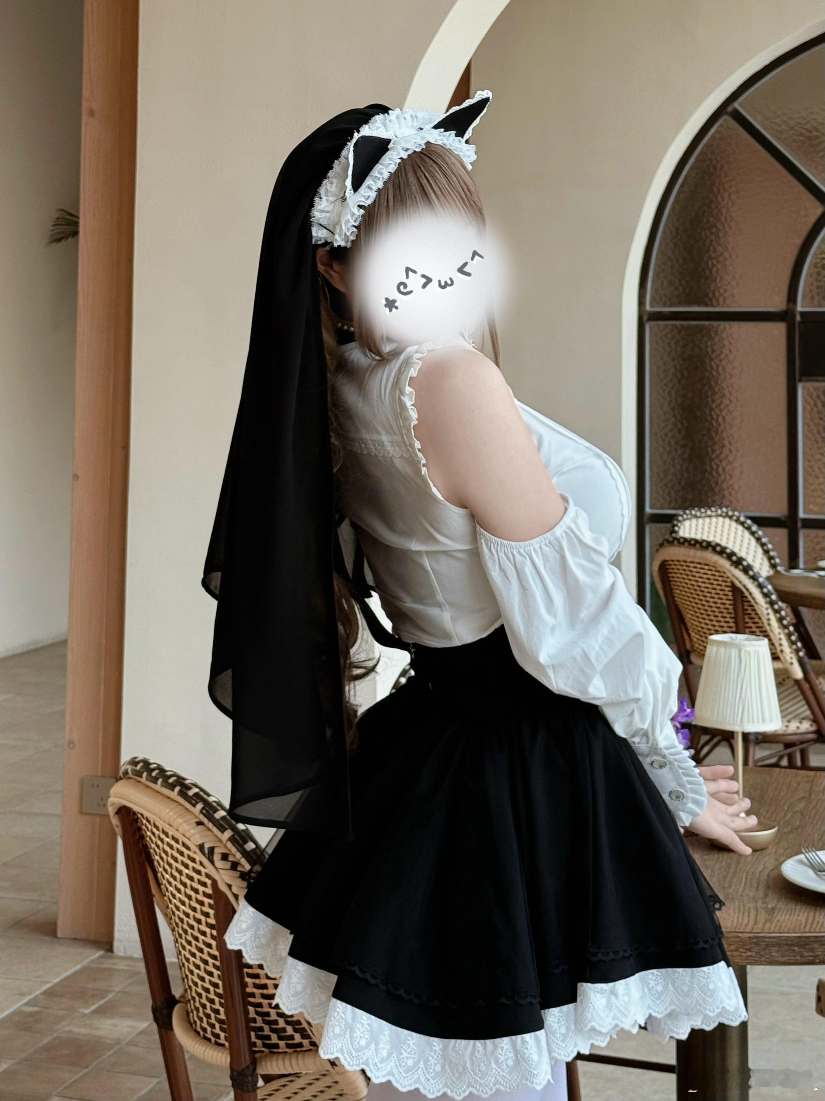 「神父の黒猫」是教堂神父偶然收留的黑猫，养的十分娇气挑食。只有在神父身边才会喵喵